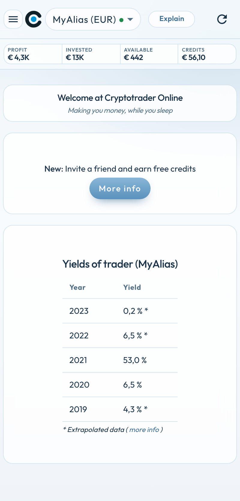 Homescherm van de Cryptotrader-app op de telefoon: hamburger-menu, MyAlias (EUR), cijferbalk, referral-kaart en yields.