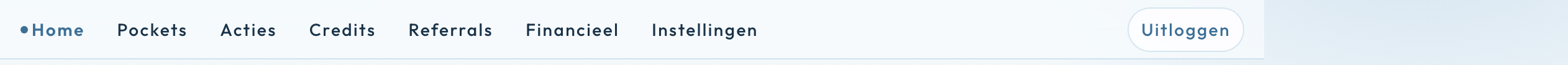 Menu: Home, Pockets, Acties, Credits, Referrals, Financieel, Instellingen en Uitloggen. Op de telefoon zit het achter het hamburger-icoon, met Koop credits bovenaan.